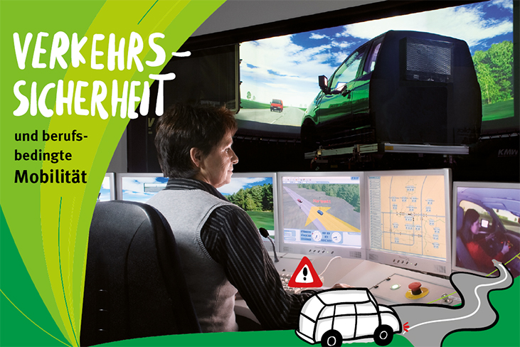 Blick über die Schulter einer Frau, die vor mehreren Bildschirmen auf einem Bürodrehstuhl sitzt. Im Hintergrund der Fahrsimulator der DGUV Akademie. Text im Bild: Verkehrssicherheit und berufsbedingte Mobilität