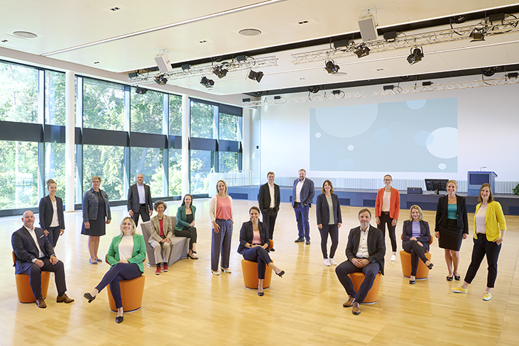 Team der Abteilung Veranstaltungen udn Kongresse im Großen Saal des Tagungszentrums