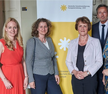 Ein Foto von DSV-Direktorin Ilka Wölfle (links), stellv. Direktor Ulrich Mohr sowie die Vertreterinnen der Spitzenverbände Dr. Edlyn Höller (DGUV), Dr. Doris Pfeiffer (GKV), Gundula Roßbach (DRV) – von links nach rechts Ein Foto von DSV-Direktorin Ilka Wölfle (links), stellv. Direktor Ulrich Mohr sowie die Vertreterinnen der Spitzenverbände Dr. Edlyn Höller (DGUV), Dr. Doris Pfeiffer (GKV), Gundula Roßbach (DRV) – von links nach rechts