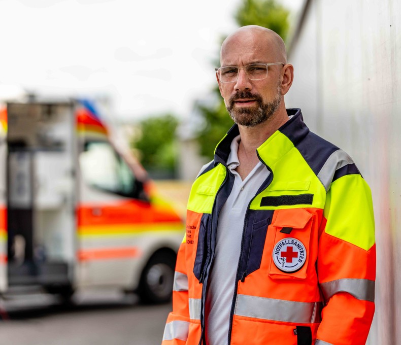 Motiv der Kampagne #GewaltAngehen. Zu sehen ist Daniel Schon, Leiter einer Rettuingswache. Motiv der Kampagne #GewaltAngehen. Zu sehen ist Daniel Schon, Leiter einer Rettuingswache.