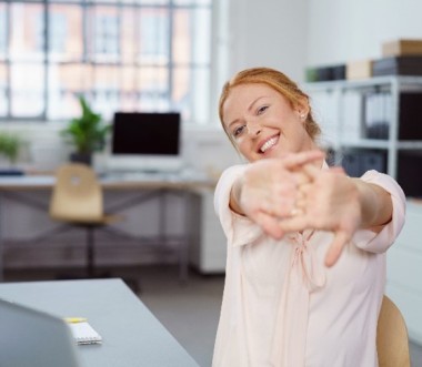 Glückliche Frau im Büro. contrastwerkstatt - stock.adobe.com Glückliche Frau im Büro. contrastwerkstatt - stock.adobe.com