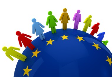 Stilisierte bunte Menschenfiguren stehen auf einer halben blauen Kugel mit gelben EU-Sternen, symbolisch für Vielfalt und Zusammenarbeit in Europa.