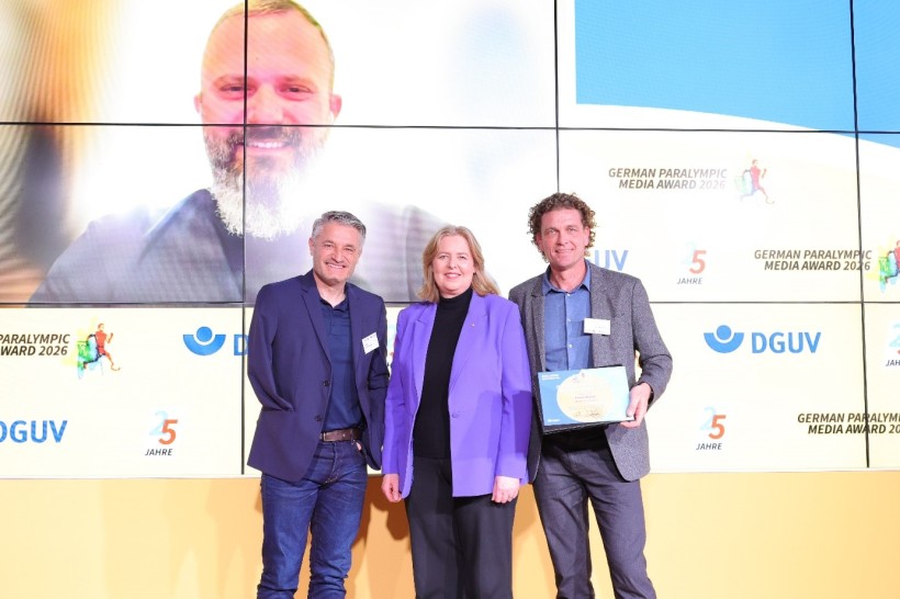 Preisträger Daniel Kopatsch (links eingeblendet), Gerd Schönfelder (Juryvorsitzender), Preispatin Bundesministerin für Arbeit und Soziales Bärbel Bas sowie der Nominierte Frank Molter (Bild: Tom Maelsa/DGUV)